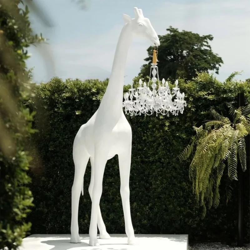 rzeźba-z-żyrandolem-qeeboo-giraffe-in-love-m-outdoor-design-by-marcantonio