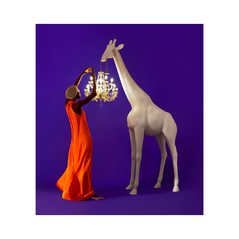 rzeźba-z-żyrandolem-qeeboo-giraffe-in-love-m-outdoor-design-by-marcantonio