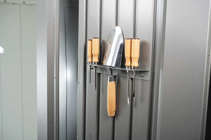 domek_ogrodowy_Neo_Biohort_uchwyt_narzędziowy