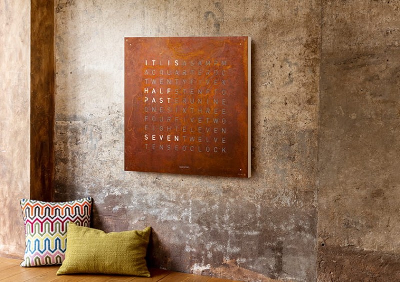 QLOCKTWO_LARGE_RUST_Ambient_EN_A4_web.jpg