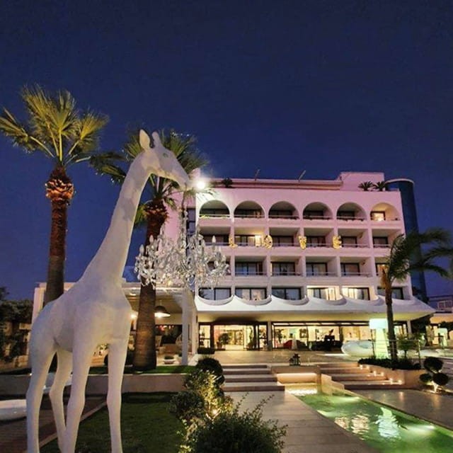 lampa-ogrodowa-qeeboo-giraffe-in-love-xl-4-meters-design-by-marcantonio